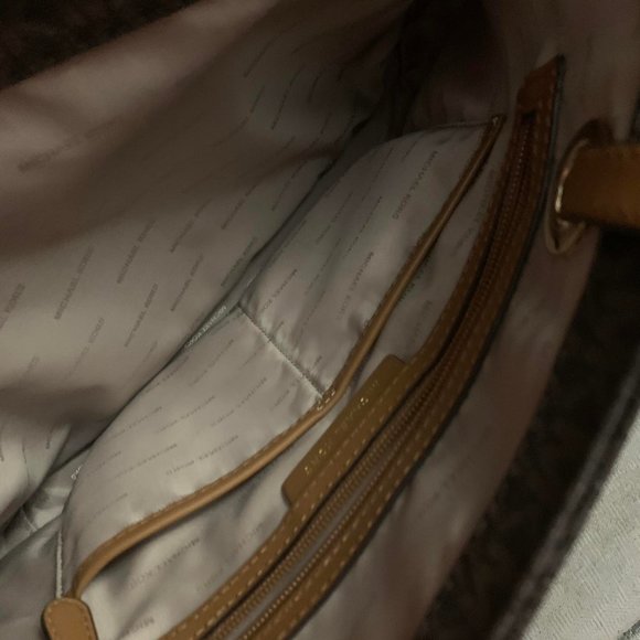 COPY - Michael Kors Tote - Picture 4 of 14